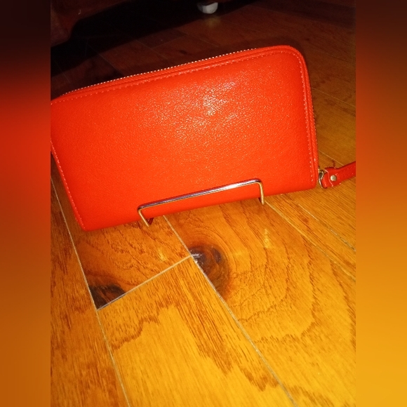 NWOT ADRIENNE VITTADINI CHARGING WALLET/ CLUTCH. - Picture 11 of 11